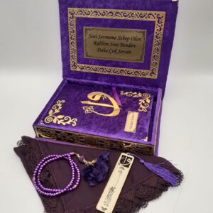 Kadife Kutulu Kur'an-ı Kerim (Mor, Namaz Örtülü, Gold Süsleme)
